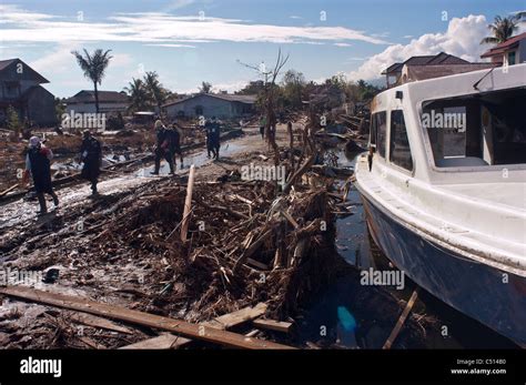 Indian ocean tsunami 2004 aftermath hi-res stock photography and images ...