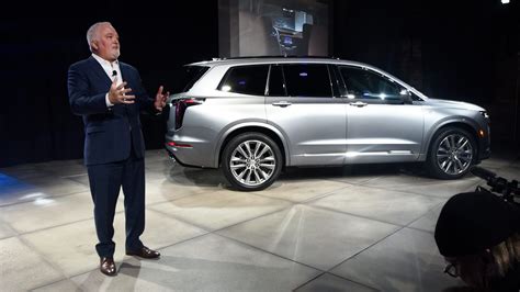 Cadillac S 3 Row Xt6 Makes Live Debut Ahead Of Detroit Auto Show