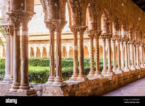 Der berühmte Kreuzgang der Kathedrale von Monreale Monreale Palermo