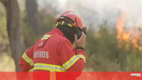 Temos três incêndios todos descontrolados Bombeiros de Vila Pouca