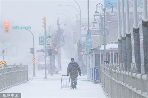 加拿大中部遭遇罕见暴风雪