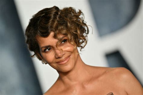 El espectacular posado desnudo de Halle Berry en su balcón