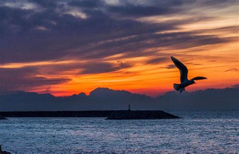 Cielo De Colores En La Bocana Del Puerto Premia De Mar Barcelona