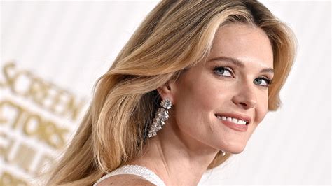 Meghann Fahy Der The Bold Type Star Feiert Im Gothic Naked Dress Den Launch Seiner Neuen