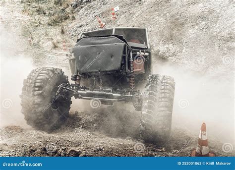 Carro Fora De Estrada Personalizado 4x4 Escalando Uma Colina Foto De