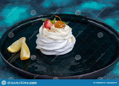 Pasteles De Meringue Pavlova Con Crema Batida Y Hojas De Fresa Frescas