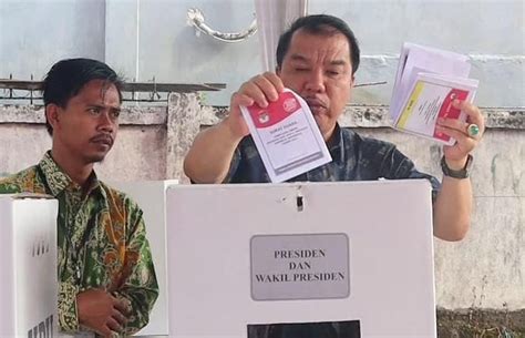 Pj Bupati Merangin Nyoblos Pemilu Di Tps Pulau Kemang Sekda