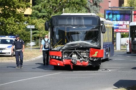 Karambol Na Novom Beogradu Sudar Dva Vozila Autobus Gsp Uni Ten Foto