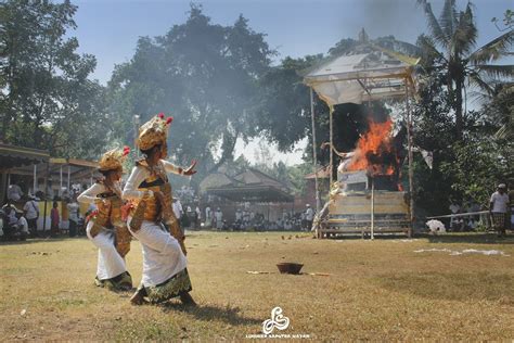 Legong Dancers Performing In Cremation Ground バリ島