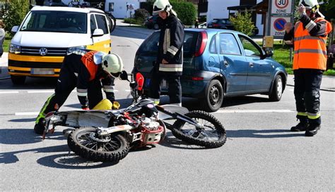 Grabenst Tt Auto Erfasst Motorradfahrerin Hubschrauber Nach Unfall