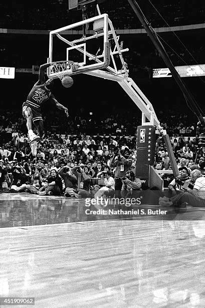 83 Michael Jordan Slam Dunk Contest 1988 Photos & High Res Pictures ...