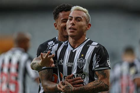 Mais magro Vargas se diz mais leve em campo e explica mudança no