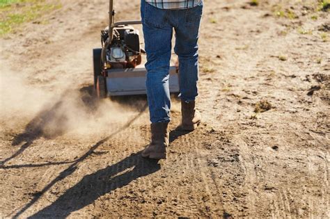 Homme Utilisant Une Machine D A Ration Pour La Scarification Et L