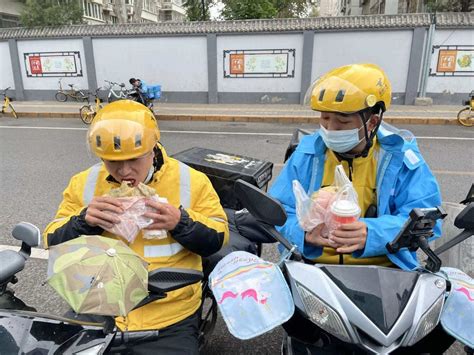 外卖员取餐外卖取餐大山谷图库