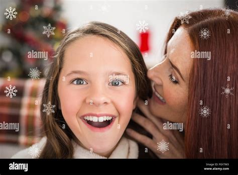 Fille Qui Raconte Un Secret Rouge Banque De Photographies Et Dimages