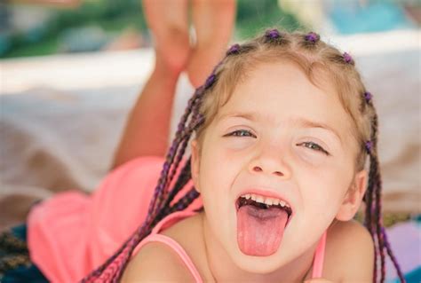 Chica Lengua Fuera Divirti Ndose Al Aire Libre Camping Ni O Sonriente