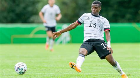 DFB BVB Youngster Youssoufa Moukoko jüngster Spieler der deutschen U21