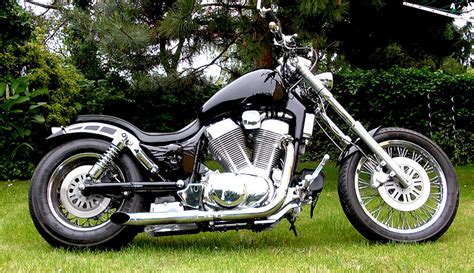 Suzuki Intruder Vs