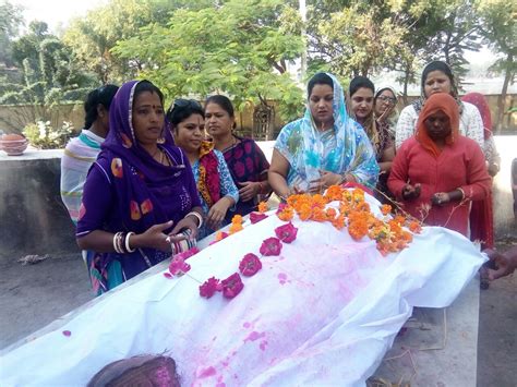 Cremation Ceremony Done By Women Mewar Pratap Dal Udaipur Video उदयपुर की इन महिलाओं के जज्बे