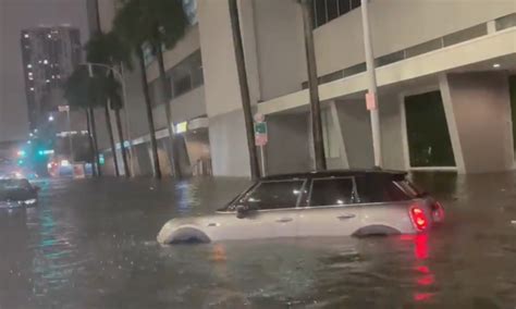 Heavy Flooding in Miami Traps People and Submerges Cars – Local News X