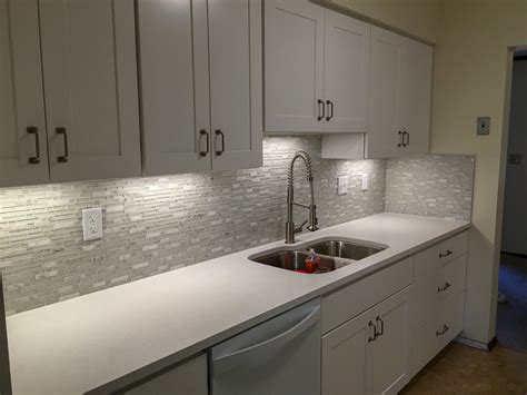 20 White Shaker Cabinets With White Quartz Countertops DECOOMO