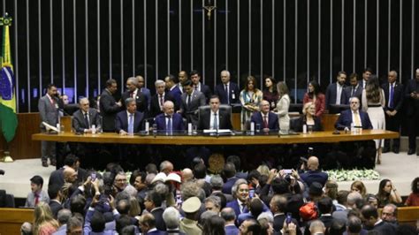 Grande Número De Deputados Se Unem E Protocolam Pedido De Impeachment