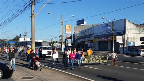 Pais De Alunos Das Escolas Municipais Fazem S Rie De Protestos Em