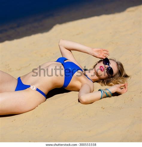 Sexy Blonde Bikini Girl Posing Onの写真素材今すぐ編集 300551558