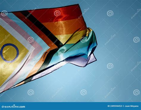 La Bandera Del Orgullo Del Progreso Inclusivo Intersexual En El Cielo