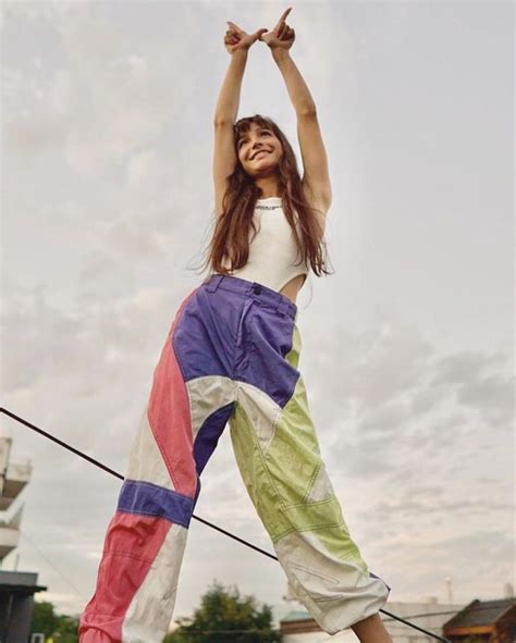 Brenda Asnicar posó en bikini estampado Extrañando el calor