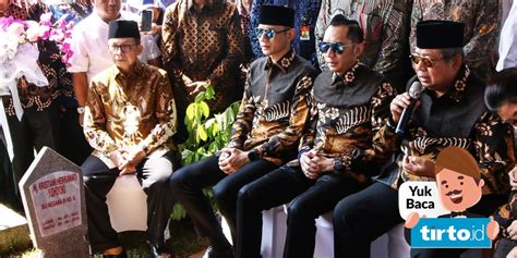 Sby Ziarah Ke Tmp Kalibata Kenakan Batik Kesukaan Ani Yudhoyono