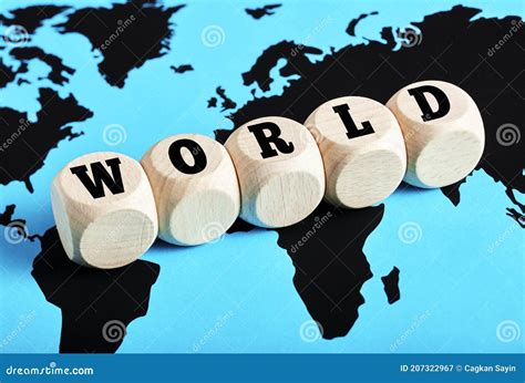 Como Se Escreve Mundo - A Palavra Mundo Escrito Em Cubos De Madeira No Mapa Mundial Imagem de ...
