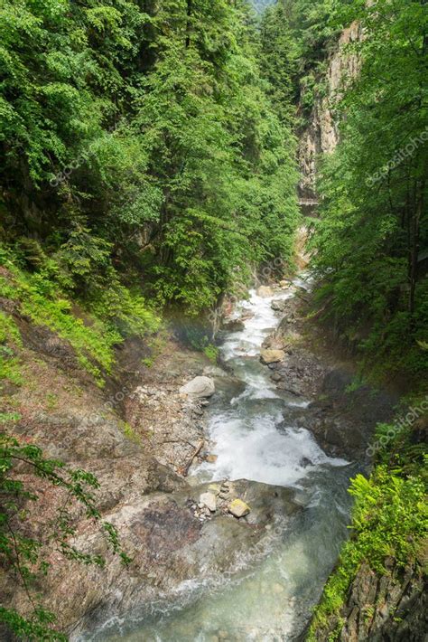 Incre Bles Cascadas En Cascada En Gorges Du Durnand Suiza Alpes