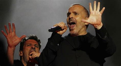 Miguel Bosé rapinato in casa da 8 uomini armati Pistola alla tempia