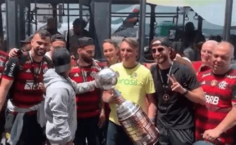 Bolsonaro Recibió Al Plantel De Flamengo Tras Ganar La Copa