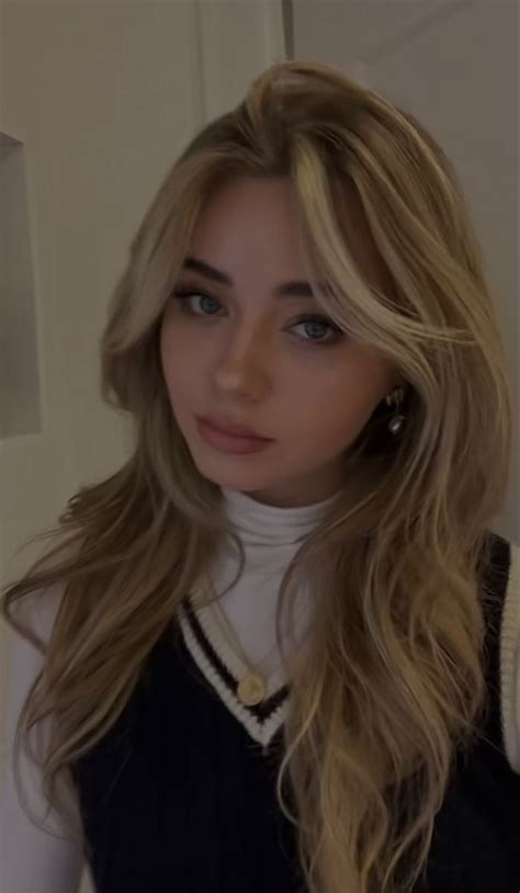 Pin By Sami On Girls Celebrity Blonde Hair Girl Pretty Blonde Hair Hairstyles For Layered Hair