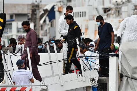 Migranti In Approdati A Messina Con Una Nave Della Guardia