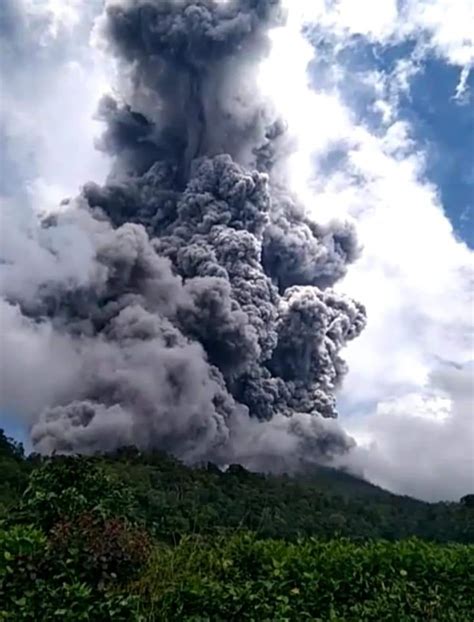 Gunung Api Sinabung Kembali Erupsi Dan Semburkan Debu Vulkanik