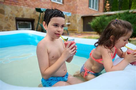 De Beaux Enfants D âge Scolaire Buvant Un Cocktail De Fruits