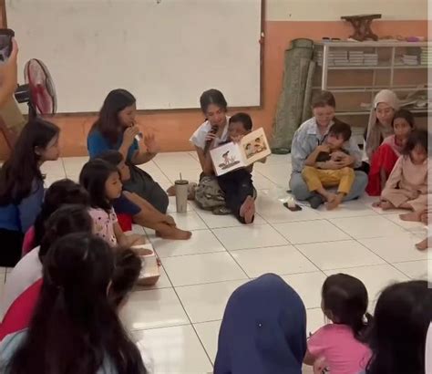 Momen Manis Maudy Ayunda Budayakan Literasi Dan Main Bareng Anak Anak