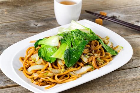 Sopa De Macarronete Chinesa Picante Na Bacia De Vidro Foto De Stock