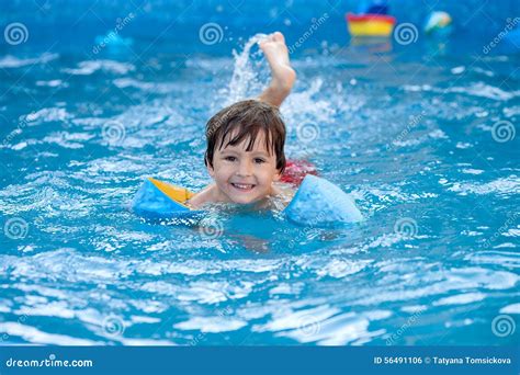 Niño Pequeño Dulce Nadando En Piscina Grande Foto De Archivo Imagen