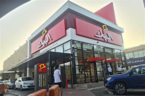 Al Baik The Saudi Fried Chicken Sensation Opens Drive Thru In Dubai