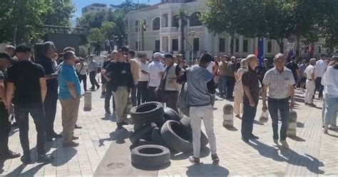 Në Kuvend seancë plenare jashtë protestë protestuesit vendosin goma