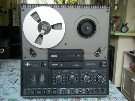 An Old Stereo With A Tape Recorder On Top