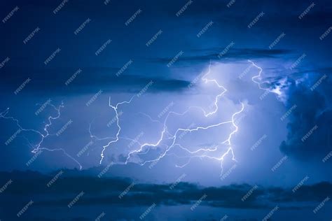 Грозовая гроза наносит темный пасмурный фон ночью. | Премиум Фото