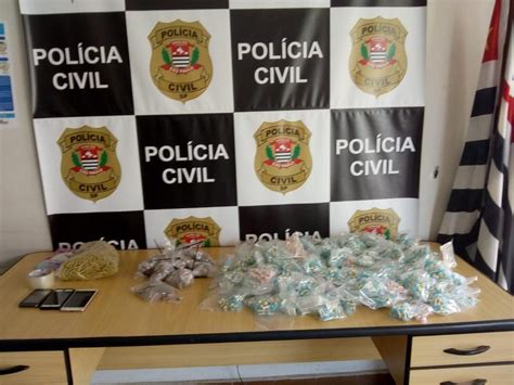 Pol Cia Localiza Casa Utilizada Como Dep Sito De Drogas E Prende