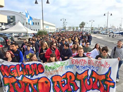 Il Collettivo Studentesco Scende In Piazza Al Grido Di Vogliamo Tutto