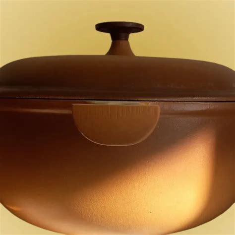 COCOTTE ENZO MARI la mama en fonte émaillée le creuset vintage 1970 N