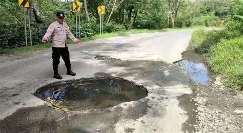 Lubang Menganga Di Tengah Jalan Pengendara Diminta Waspada